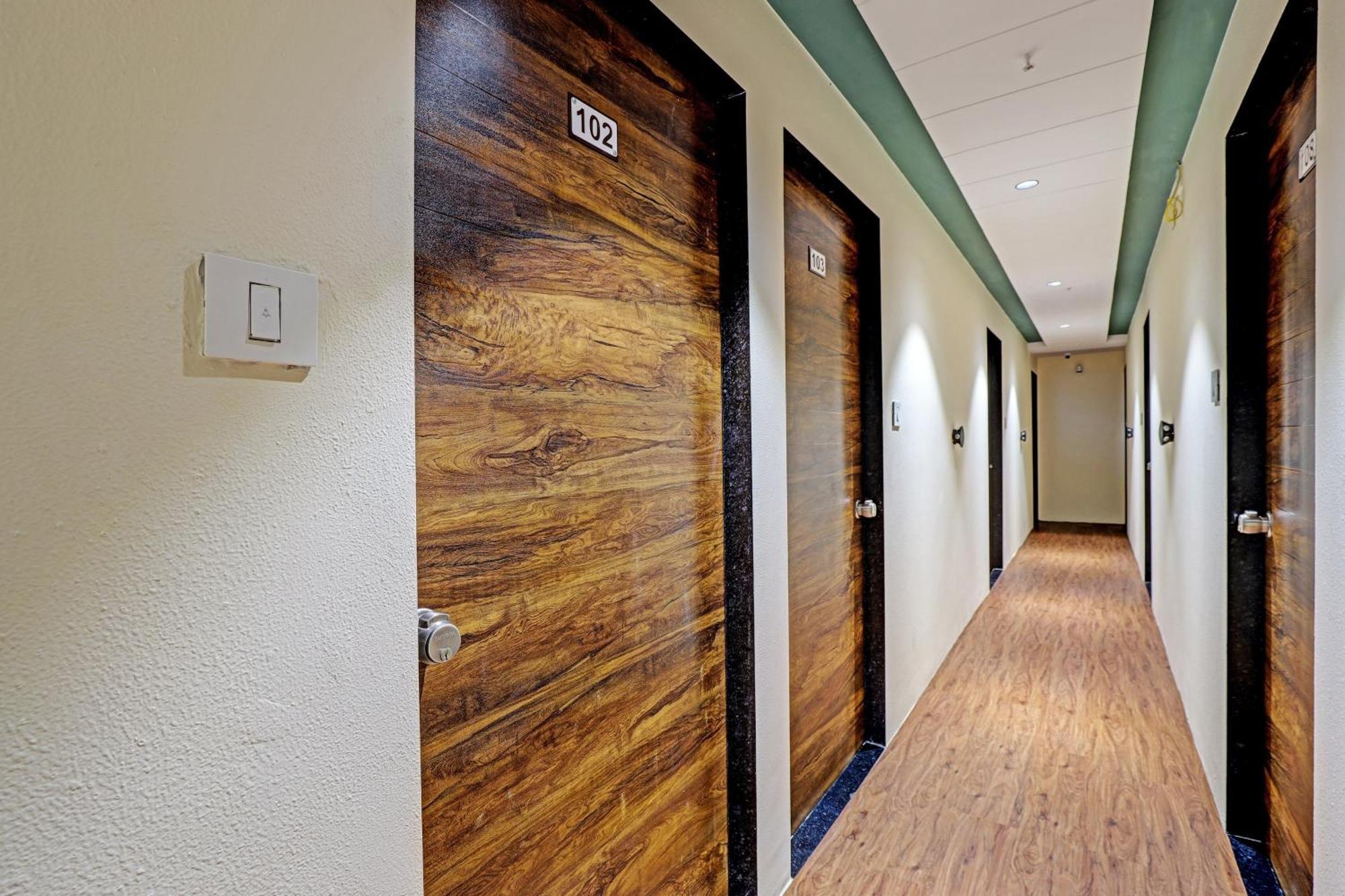 Collection O Hotel Swarg Surat Eksteriør bilde